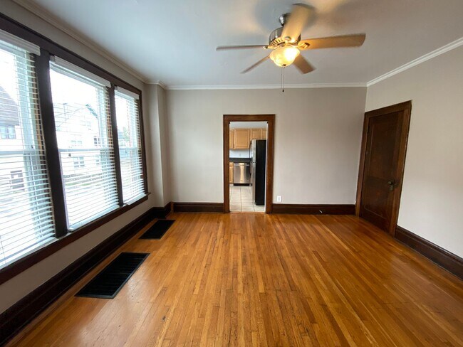 1827-1829 Summit St