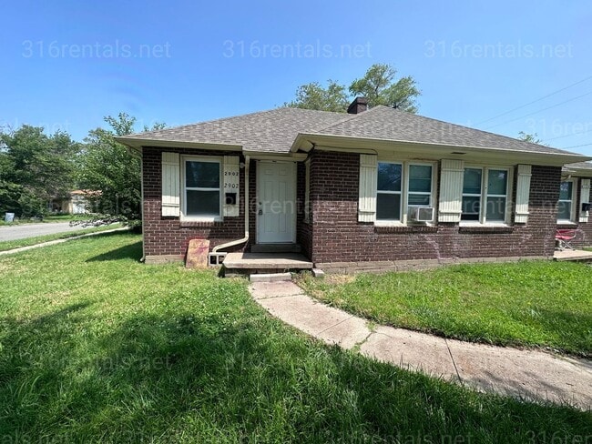 Building Photo - $650 - 1 bedroom/ 1 bathroom - Duplex Unit 2902 E Shadybrook Ln