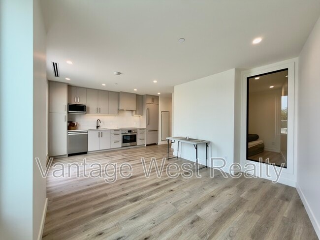 313-3300 Lakeshore Rd