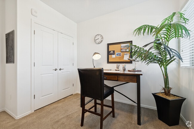 2BR, 2BA - 1,010SF