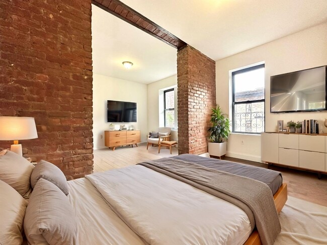 Building Photo - 3139 Broadway