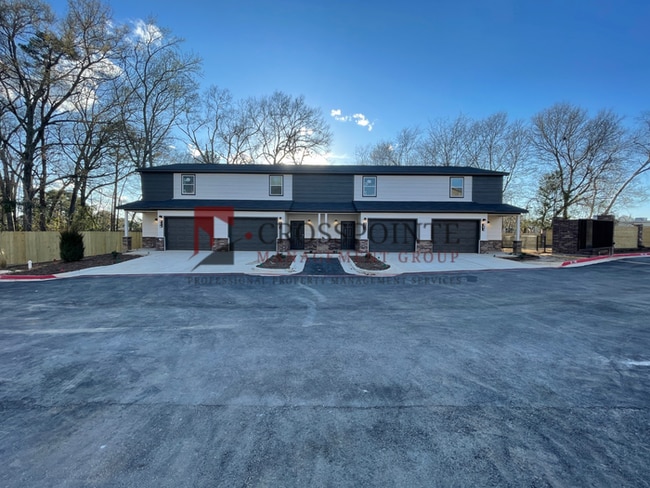 Building Photo - Stunning 2 Bed 2.5 Bath 1 Car Garage Townhome in Tyler!