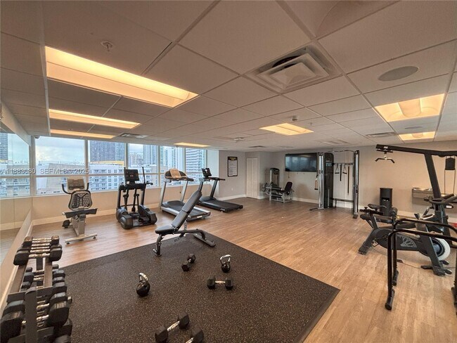 Building Photo - 321 NE 26th St Unit 710