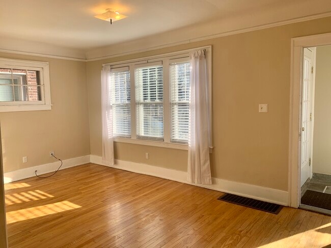 Ventana frontal en la sala de estar - 602 W 3rd St Unidad 1