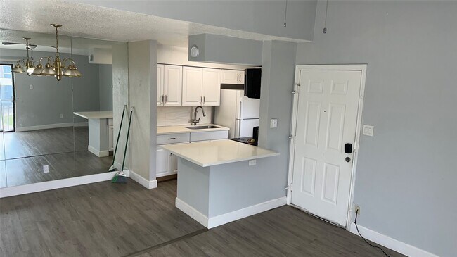 Photo - 9550 Deering Dr Unidad 208