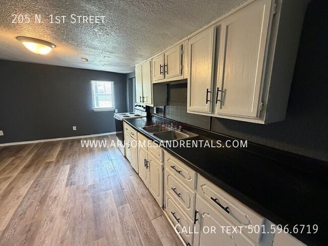 Photo - 205 N 1st St