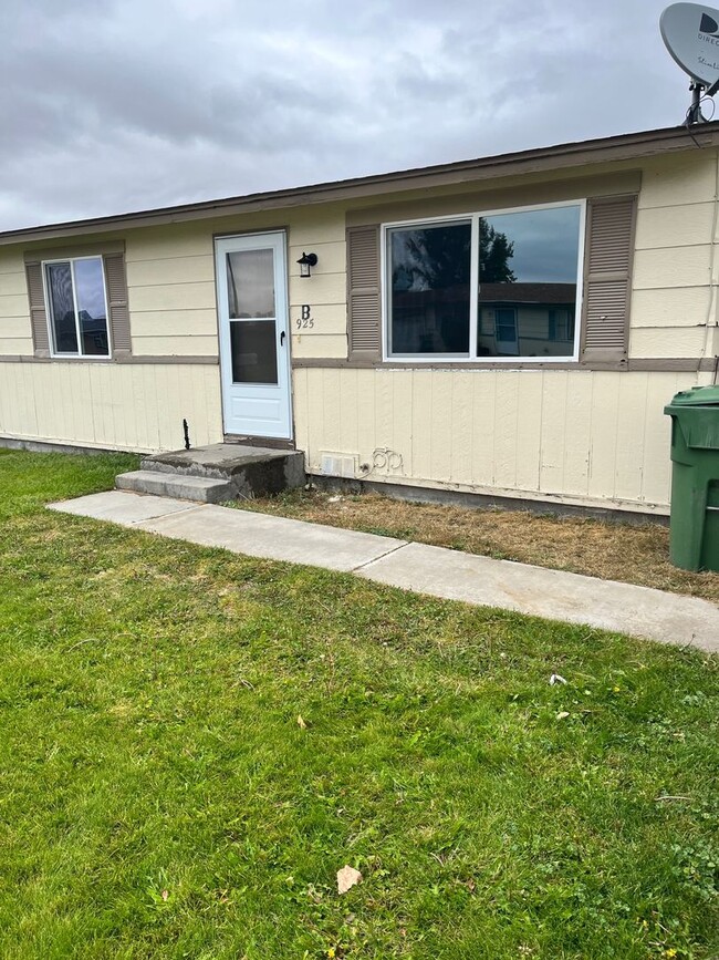 925 Cosgrave St. - 925 Cosgrave St. Apartment Unit B