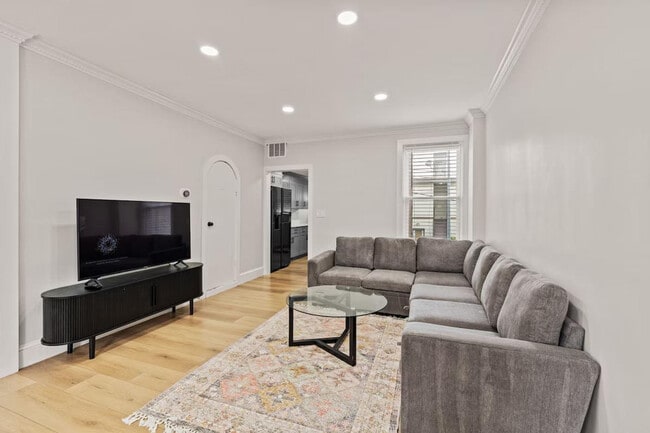 Building Photo - 613 Harvard St NW Unit SI ID1511067P