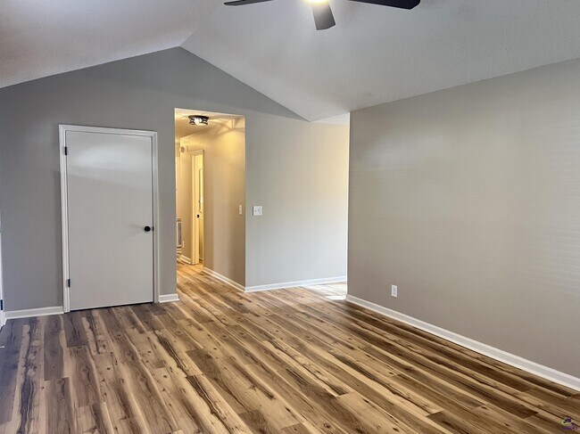 Photo - 221 Jefferson Cir