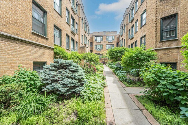 7025.5 N Sheridan Rd