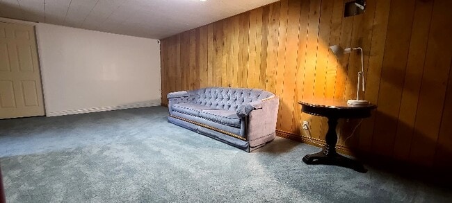 557 Laker Wy