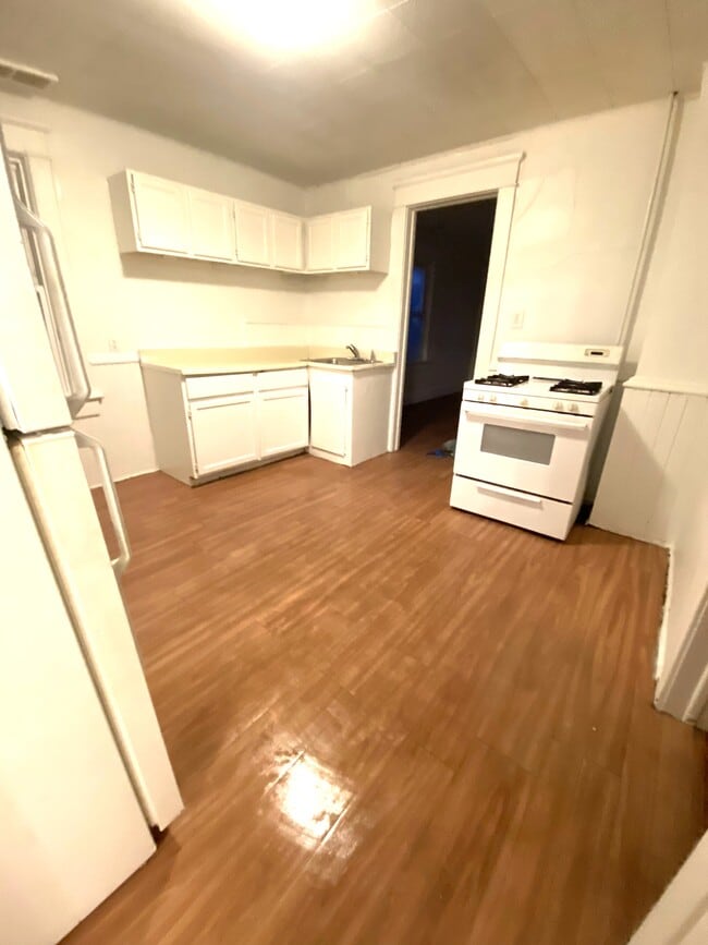 Building Photo - 526 E 22nd St Unit 2