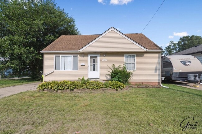 Building Photo - $1350 3 bedroom bungalow Eastpointe Rental