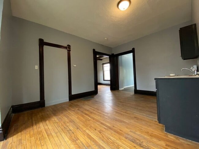 Photo - 1 bedroom MAIN floor apartment in Niles