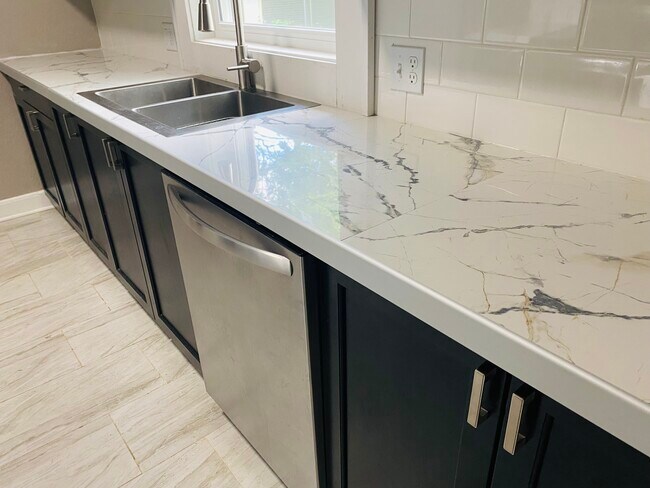 Kitchen Counters - 615 4th Ave NE Unit 1
