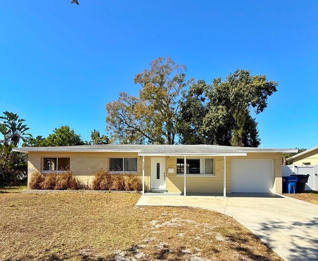 Photo - 3 Bedroom 1 Bath in St. Petersburg!