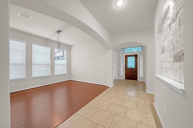 Photo - 323 Kinderwood Trail