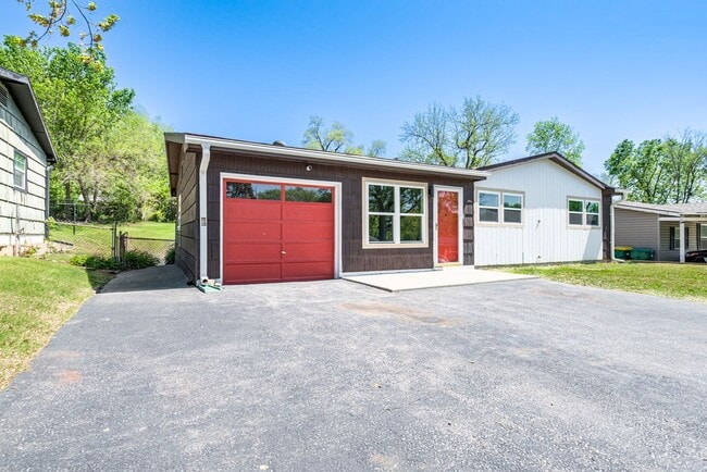 Building Photo - 2721 S 51st Terrace