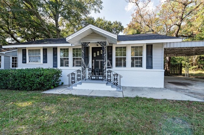 Photo - Adorable 3 Bed 2 Bath Cottage with Double ...