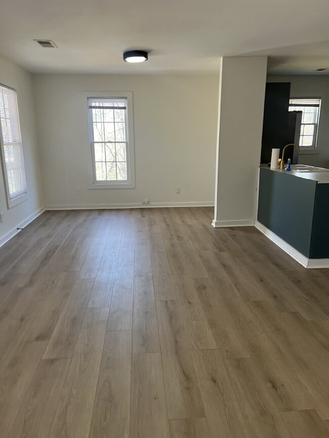 Photo - SECTION 8 WELCOME - "Charming and Spacious... Unidad A