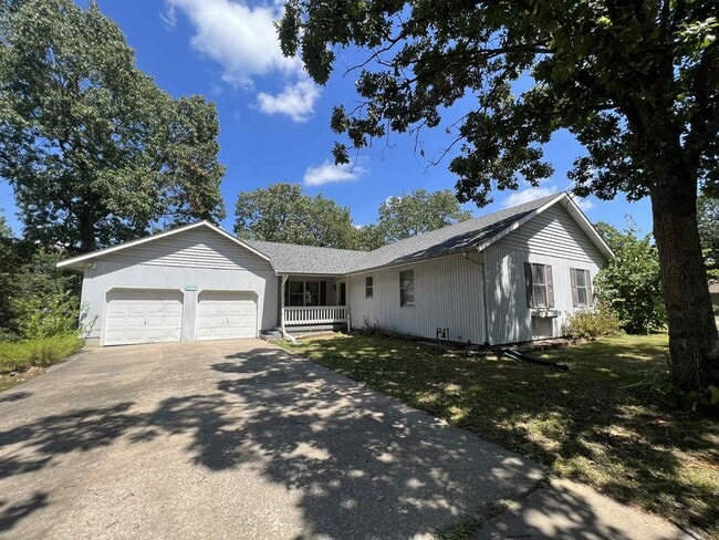 Building Photo - COMING SOON: MOVE IN SPECIAL: HALF OFF FIR... Rental