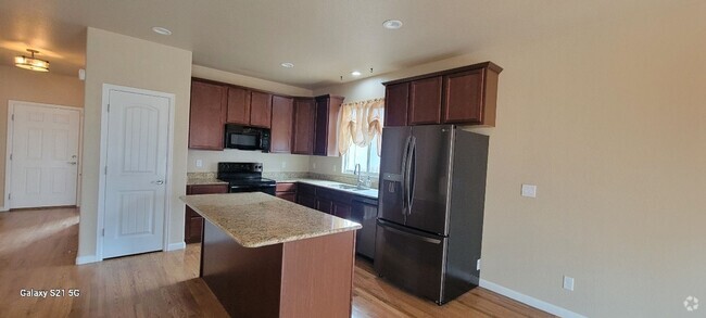 Building Photo - Beautiful 4 Bed 3 Bath Rental!