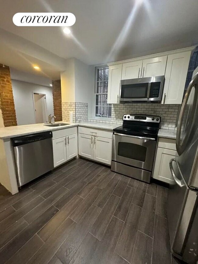 Building Photo - 230 E 27th St Rental
