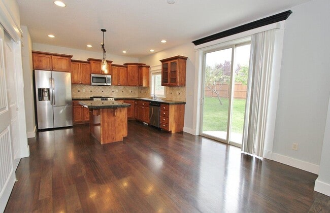 Building Photo - Adorable Craftsman Style Home