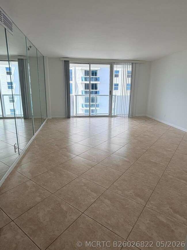 9195 Collins Ave Unit 913