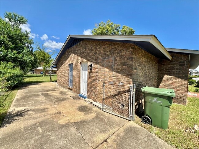 Photo - 307 Daman Dr