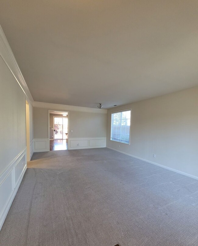 1095 Crescent Dr