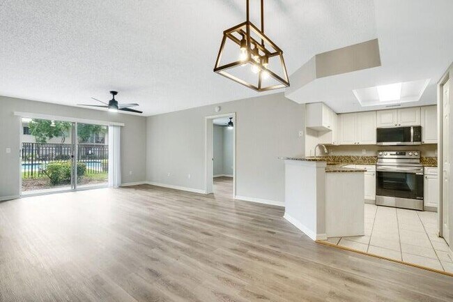 Building Photo - 1700 Crestwood Ct S Unit 1702