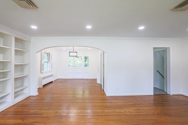 Photo - 2302 Farringdon Rd
