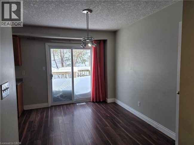 Photo - 220 Snowdrop Crescent