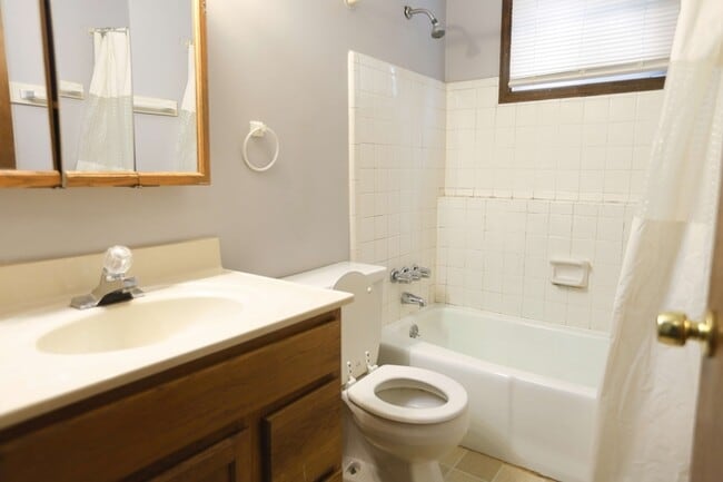 Photo - 2037 Andrew St SE