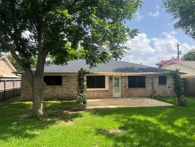 Photo - 205 W Vaughn Ln