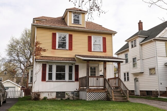 Photo - GREAT SINGLE FAMILY HOUSE . WAITING FOR YOU TO CALL HOME !!