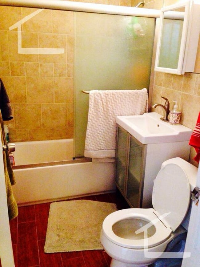 Building Photo - 2Br/1Bth, Heat/Hot Water included! Laundry in building! Renovated condo! Can't beat the price!