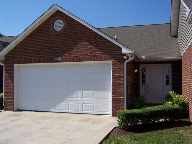 Building Photo - Spacious 3-Bed, 2-Bath Townhouse with Bonus Room & 2-Car Garage in North Knoxville