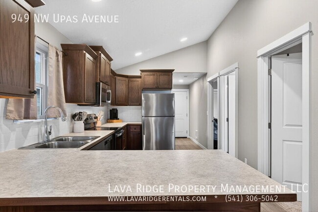 Photo - 949 NW Upas Ave