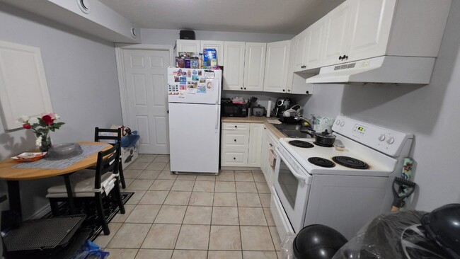 Building Photo - 17 Cedar St Unit 6
