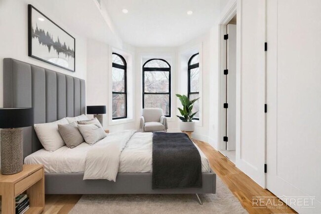 Photo - 3BR/2BA with In-Unit Washer & Dryer Unidad 2