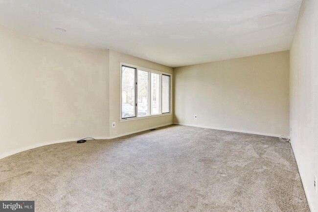 Photo - 215 Keats Dr