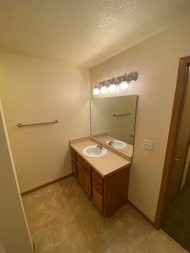 Photo - Beautiful 2 bedroom 1 bathroom duplex close to FLW!!