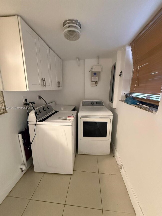 Photo - 1630 W 74th St