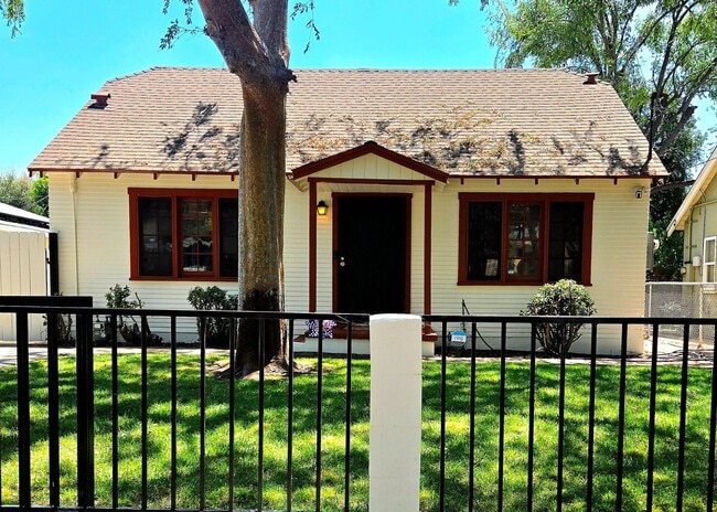 Building Photo - Charming Bungalow in Desirable NW Pasadena