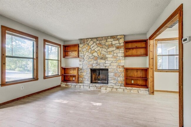 104 Laurelwood Dr N