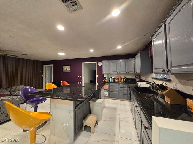 Photo - 2755 Mann St