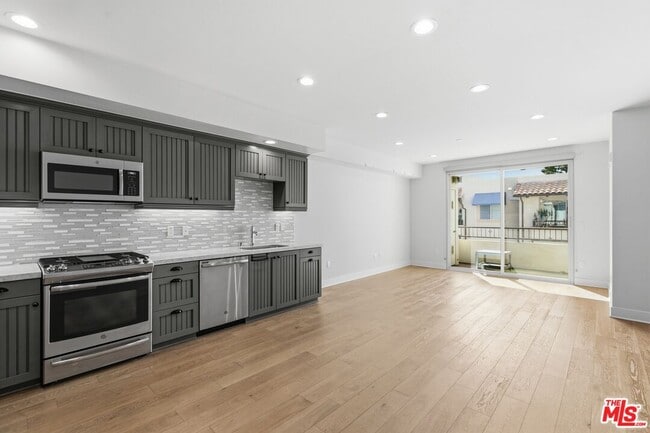 Building Photo - 627 Deep Valley Dr Unit PH620