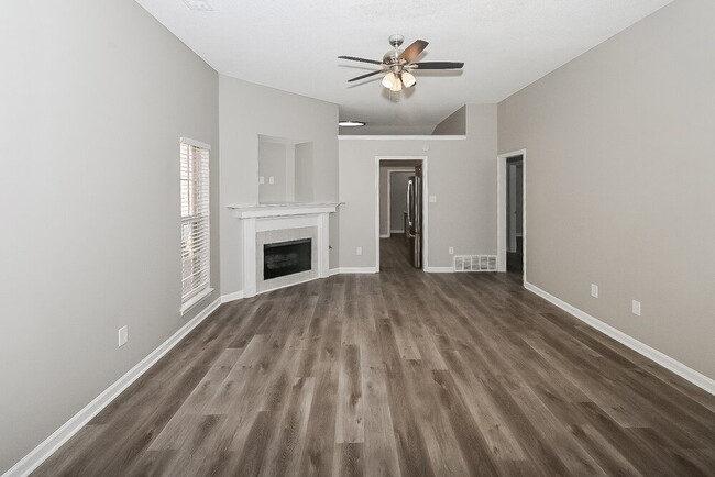 Photo - 5370 Russell Dr